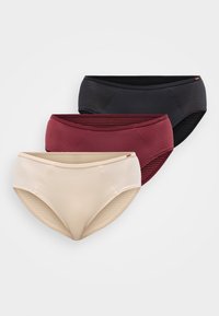 Drei Paare Damenunterwäsche in Beige, Burgunderrot und Schwarz. Jede besitzt einen glatten Stoff mit gerippten seitlichen Akzenten und einem design für vollständige Abdeckung.