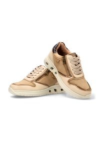 Zapatillas casuales beige con cremalleras laterales, cordones, suelas acolchadas y acentos metálicos, exhibidas sobre un fondo blanco.