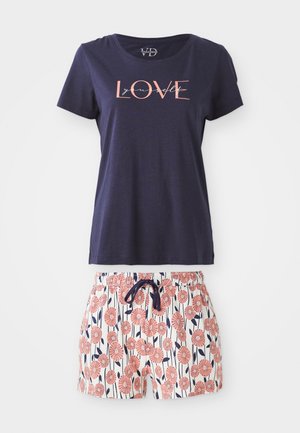 Tricou marin cu grafică "IUBEȘTE-te" în roz. Șorturi albe cu model floral în roz și accente marine. Talie elastică cu șnur.