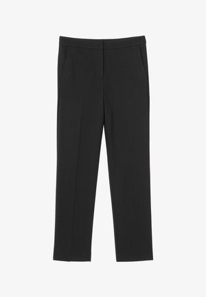 Mustat housut, jotka on valmistettu sileästä kankaasta, suoralla lahkeella, keskikorkealla vyötäröllä ja kahdella etutaskulla ilman näkyviä kiinnityksiä.