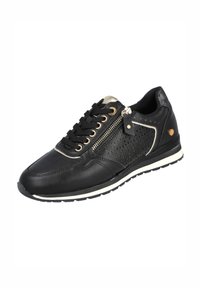 Zapatilla negra de cuero con diseño perforado, acentos de hardware dorado, cierre de cordones y suela blanca contrastante.
