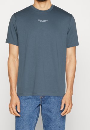 Granatowy bawełniany T-shirt z okrągłym dekoltem i krótkimi rękawami, z małym białym logo na piersi. Gładka faktura i luźny krój.