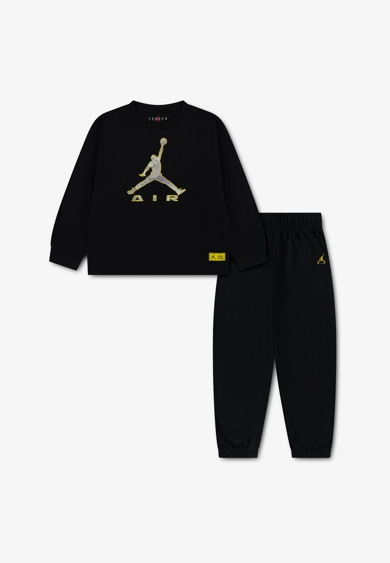 Sweat-shirt Jordan noir à manches longues et pantalon assorti avec un logo Jumpman jaune et le texte "Air" sur la poitrine et le pantalon.
