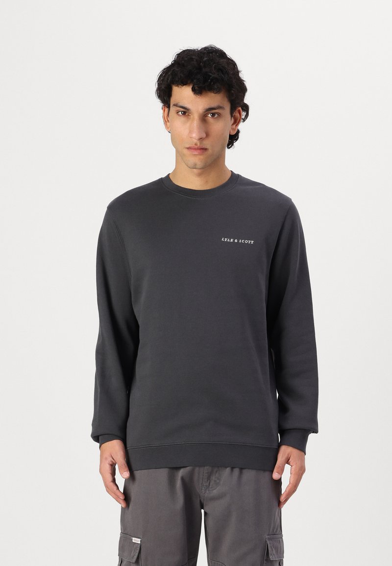 Sudadera de algodón gris oscuro con mangas largas, puños acanalados y cuello redondo. Presenta un pequeño logo blanco en el pecho.