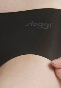 Zwarte rekbare boxershort met een gladde textuur, featuring het logo "sloggi" in een subtiele grijze kleur. De rand heeft een zachte, afgeronde afwerking.
