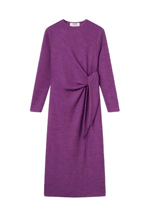 Vestido midi de manga larga morado con cuello redondo y detalle de nudo lateral, hecho de una tela texturizada.