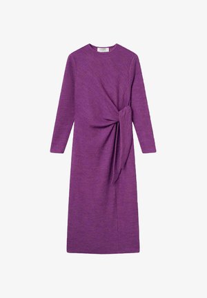 Vestido midi de manga larga morado con cuello redondo y detalle de nudo lateral, hecho de una tela texturizada.