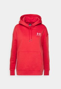 Rote Kapuzenjacke aus weichem Material, mit einer Fronttasche, gerippten Bündchen und einem Under Armour Logo auf der Brust.