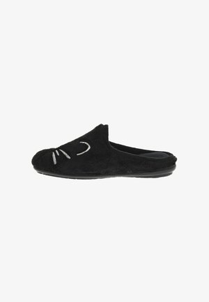 Chaussons noirs en fourrure avec un design de visage de chat, présentant des moustaches argentées et une bouche courbée. Style à enfiler avec un dessus texturé et une semelle plate.
