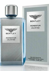 Tydlig glasflaska med strukturerade silverdetaljer, blå accentfärger och ett metallock, tillsammans med en silverask med "Bentley"-logotypen.