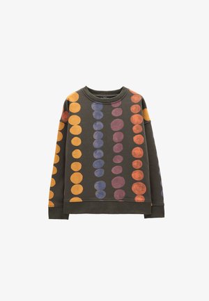 Bluza o oliwkowozielonym kolorze, zdobiona dużymi, wielokolorowymi okrągłymi wzorami w kolorach pomarańczowym, fioletowym i niebieskim, z okrągłym dekoltem i długimi rękawami.