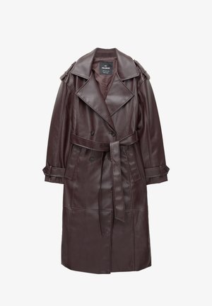 Trench coat in finta pelle marrone scuro con ampi revers, bottoni doppi, vita con cintura e polsini con bottoni su sfondo bianco.