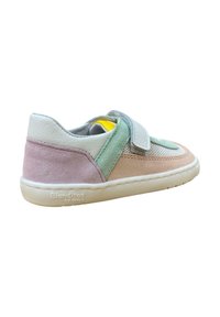Zapatilla con una mezcla de ante y cuero en tonos pastel de rosa, verde y gris. Cuenta con una correa de velcro, acentos de malla y una suela de goma texturizada.