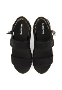 Sandalias negras con dos correas anchas, plantilla texturizada, acento trenzado a lo largo del borde superior y logo visible en la plantilla.