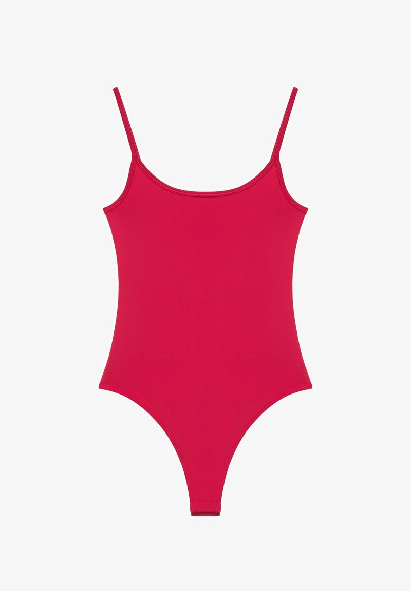 Maillot de bain une pièce rouge sans manches avec fines bretelles et découpe haute sur les jambes.
