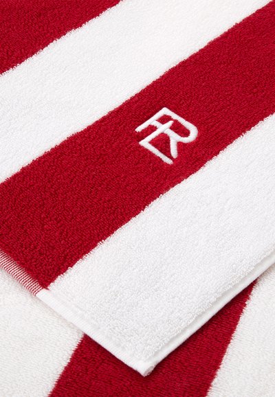 Rødt og hvidt stribet tekstureret håndklæde med broderede hvide bogstaver "FR" på en rød stribe.