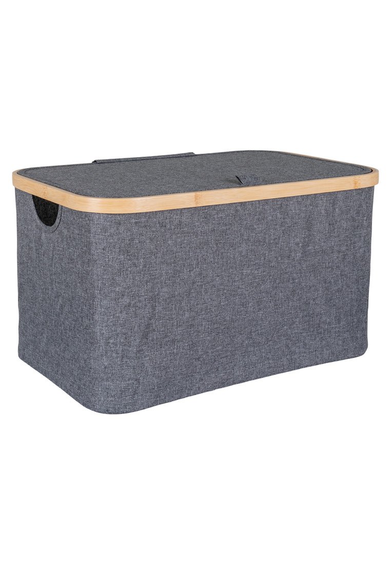 Boîte de rangement en tissu gris avec un couvercle en bambou et des poignées latérales. Forme rectangulaire, tissu texturé et un dessus d'ouverture discret.