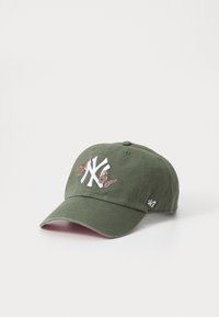 Olivegrønn caps laget av bomull, med et hvitt brodert logo og sommerfugldesign. Skjermen er buet, og det er et '47' logo på siden.