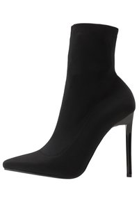 Stivali neri con tacco alto, alla caviglia, con punta affusolata, superiore in tessuto liscio e tacco a stiletto elegante; dettaglio di cucitura minimale.