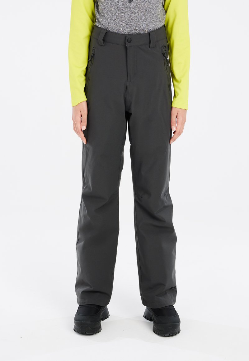 Pantaloni impermeabili grigio scuro con design a gamba dritta, dotati di tasche con zip e cuciture rinforzate. Abbinati a un top grigio e verde.