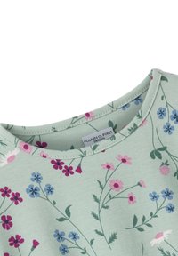 Vaaleanvihreä lyhythihainen paita, jossa on vaaleanpunaisia, sinisiä ja valkoisia kukkakuoseja. Ominaisuuksia ovat pyöreä kaula-aukko ja pehmeä, sileä pinta.