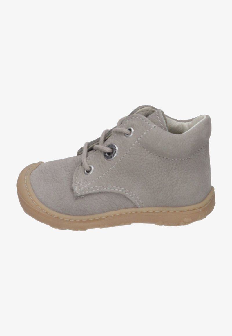 Bottine bébé en cuir gris clair avec semelle en caoutchouc beige et fermeture à lacets à l'avant.