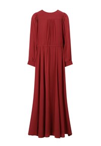 Robe rouge à manches longues, longueur au sol, avec des détails froncés sur les épaules et le bas du dos, taille cintrée et poignets boutonnés.