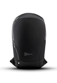Mochila negra con una textura suave y mate. Presenta cremalleras en los lados, una parte superior de malla texturizada y un parche con el logo en la parte inferior.