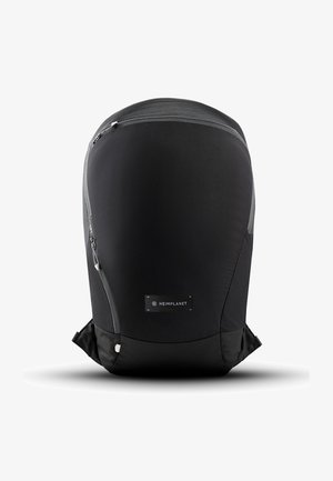 Mochila negra con una textura suave y mate. Presenta cremalleras en los lados, una parte superior de malla texturizada y un parche con el logo en la parte inferior.