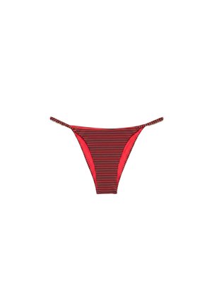 Slip bikini rosso con strisce orizzontali nere e sottili spalline laterali, mostrato su sfondo bianco.