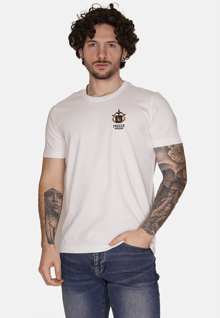 T-shirt bianco in cotone con scollatura rotonda, maniche corte e un logo decorativo sul petto. Vestibilità casual e texture liscia.