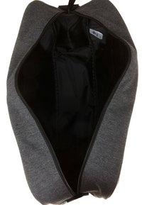 Rektangulär mörkgrå dragkedjefodral som är öppen och visar ett svart tyginre med elastiska sidofickor och en liten vit märkning inuti.