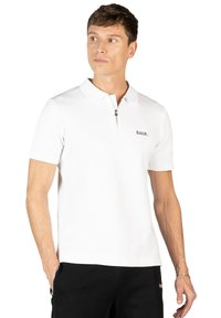Bílá polo košile s límcem na zip, krátkými rukávy a černým logem "B.A.L.R." na hrudi. Lehká, hladká tkanina.