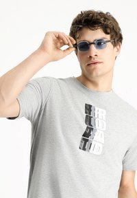 Kigili RUNDHALSAUSSCHNITT UND MUSTER - Camiseta estampada - medium grey