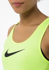 Nike Performance PRO DRY - Sport T-Shirt - volt/black