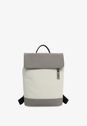 Rucksack mit grauer Klappe, Boden und Griff, weißem Hauptkörper, schwarzen Schultergurten und kleinem vertikalem Etikett mit der Aufschrift "RUE 09".