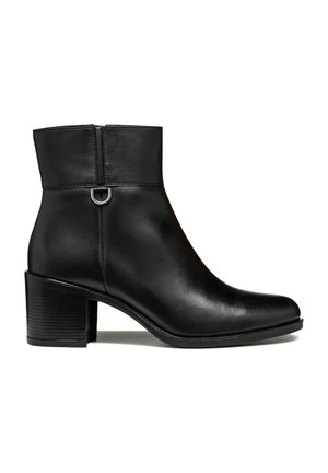 Schwarze Leder-Ankle-Boots mit runder Zehenpartie, kurzem Schaft und gerippter Blockabsatz. Verfügt über eine dezente Zuglasche und minimale Nähte.