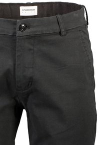 Pantalones negros de algodón con una textura suave. Presentan un cierre de botón, lazos para cinturón y una etiqueta que dice "LINDBERGH WHITE."