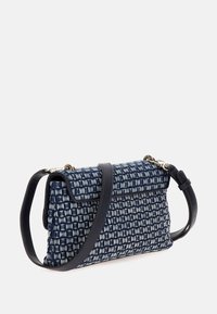 Sac en bandoulière tressé en bleu marine avec un motif texturé, doté d'une bandoulière en cuir noir et d'accents en métal doré. Forme rectangulaire.