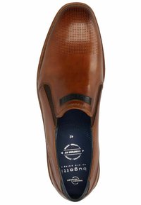 Brauner Leder-Schlüpfschuh mit perforierten Details an der Zehe, elastischen Seitenteilen und navy-blauem Innenfutter. Verfügt über eine gepolsterte Innensohle.
