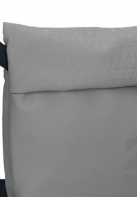 Borsa grigia con un pattina strutturata a motivo romboidale, corpo liscio e leggermente lucido e tracolla a contrasto.