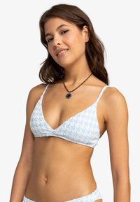 Trojuholníkový bikiny vrch v svetlomodrej farbe s houndstooth vzorom, s tenkými pásikmi a uzlovým detailom v strede.