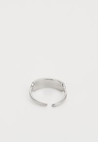 Sølvmetall armbånd med en glatt, blank overflate, åpen design og avrundede kanter. Minimalistisk uten ekstra utsmykninger.
