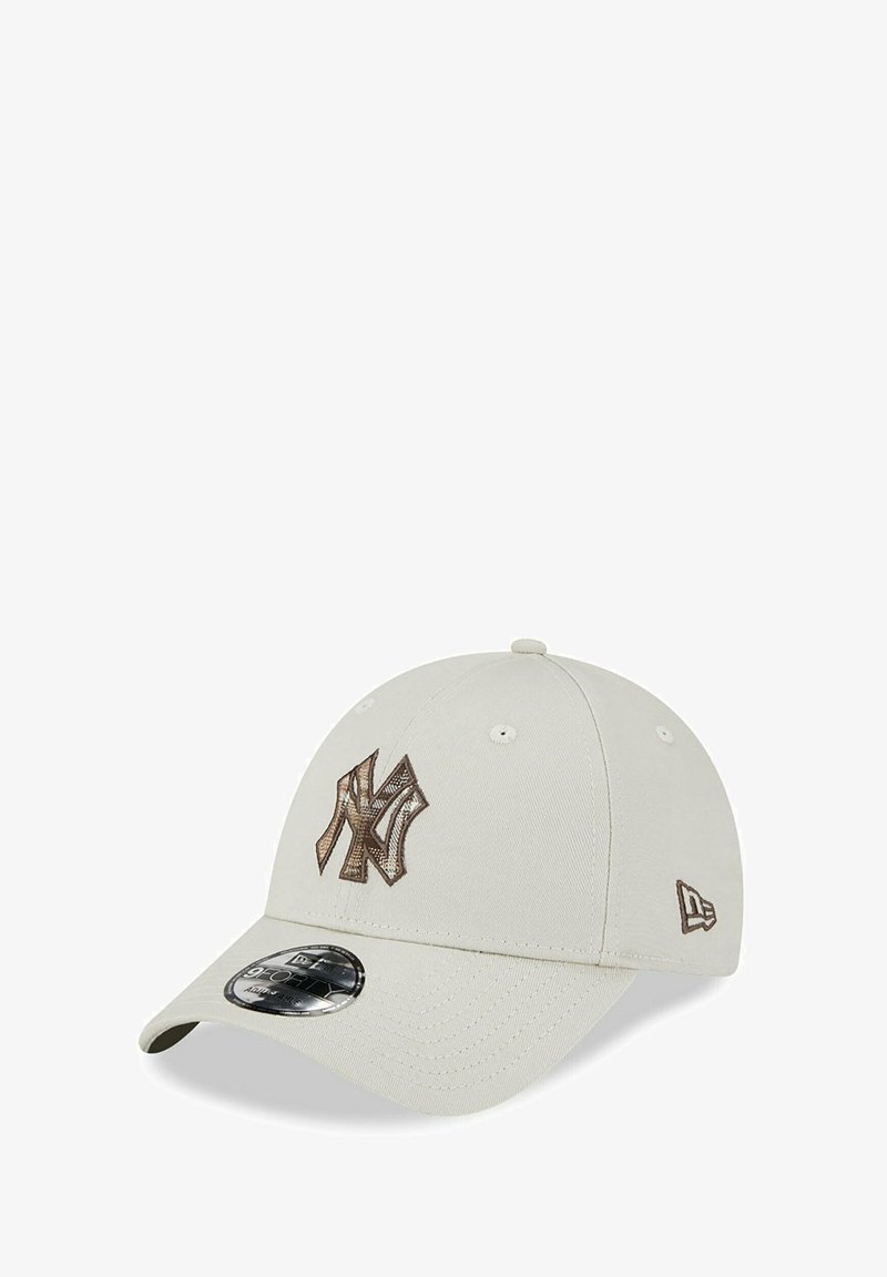 Gorra de béisbol beige con un logotipo bordado "NY" en marrón, visera curvada y un tejido texturizado con ojales de ventilación en los laterales.