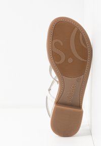 Semelle en caoutchouc beige avec motifs texturés ; brides blanches en synthétique ; logo imprimé sur la semelle ; design à talon ouvert. Indication de taille : 37.
