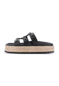 Sandalias de plataforma de cuero negro con tres correas anchas, suela intermedia de yute trenzado y suela exterior de goma texturizada. Los acentos incluyen herrajes en tono dorado.