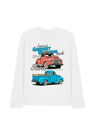 Weißes Langarmhemd mit Illustrationen von roten und blauen Vintage-Ford-Pickup-Trucks und dem Text "Amerikas härtester Arbeitstier Ford."