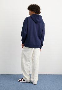 Carhartt WIP HOODED SCRIPT EMBROIDERY - Jersey con capucha - blue/white