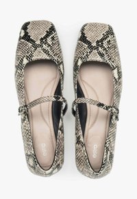 Vierkante balletschoenen van textuur met slangenprint, met een zwart en beige patroon, voorzien van een decoratieve band en gesp.