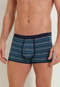 Herrboxer i marinblått med horisontella ränder i nyanser av blått och grått. Mjuk tyg med en tajt passform och elastisk midja.